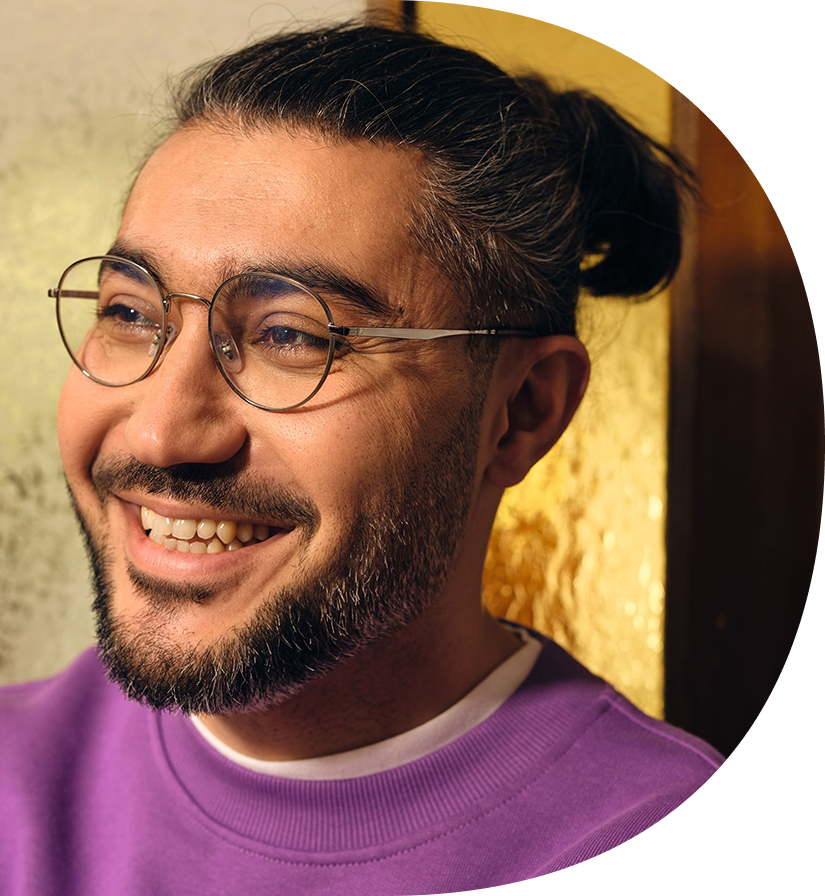 Mann mit Brille, Bart und kurzen dunklen Haaren